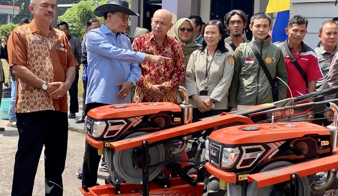 Adrianus Asia Sidot Salurkan Alsintan ke Kelompok Tani di Sintang, Dorong Produktivitas dan Ketahanan Pangan