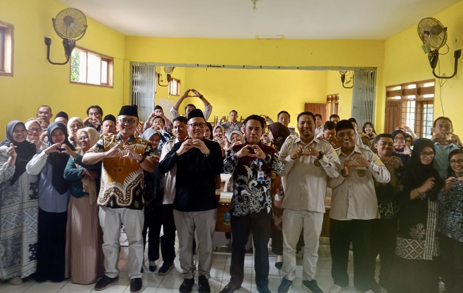 Purnamasidi Kenang Perjuangan Guru Honorer, Tegaskan Kesejahteraan Guru Tak Boleh Diabaikan