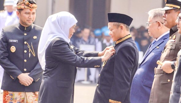 Pemprov Jatim Anugerahkan Lencana Emas Jer Basuki Mawa Beya kepada Menperin Sarmuji