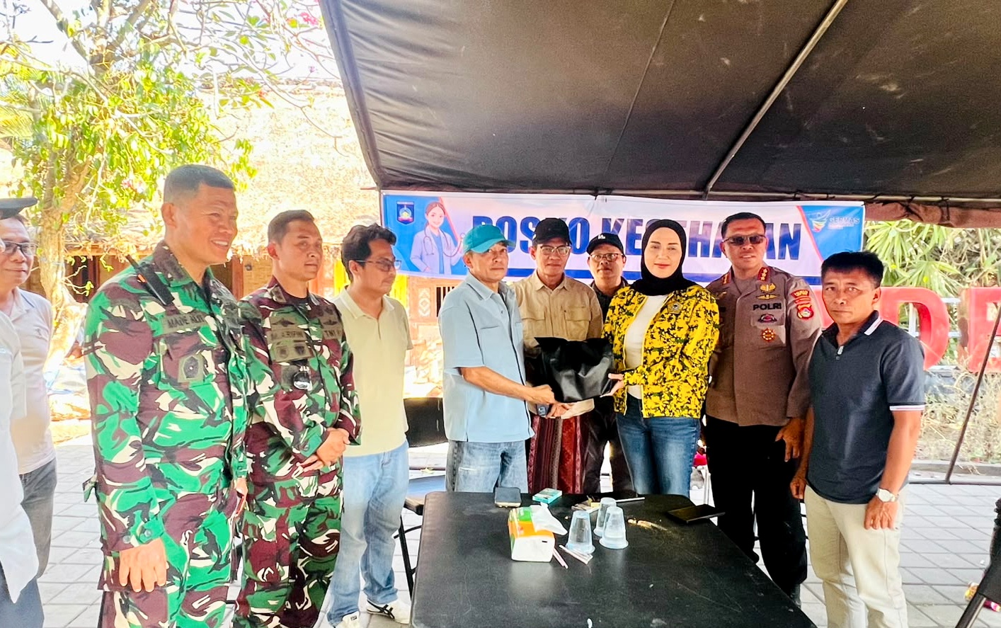 Salurkan Bantuan Rp200 Juta untuk Korban Kebakaran Dusun Sade, Sari Yuliati Siap Kawal Revitalisasi Kampung Adat